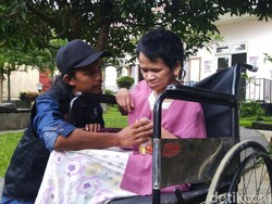 Relawan Tolak Sarung Tangan Saat Potong Rambut Sukiyah yang Dihuni Tikus