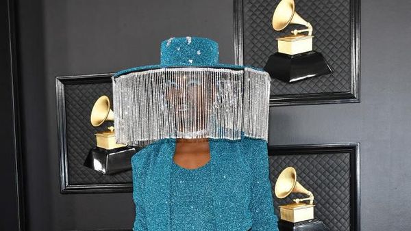 Foto: Penampilan Billy Porter Pakai Topi Canggih Bertirai Terbuka Otomatis