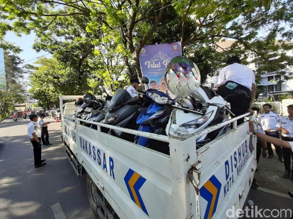 Ratusan Motor Parkir Sembarangan di Balai Kota Makassar Diangkut Ratusan Motor Parkir Sembarangan di Balai Kota Makassar Diangkut
