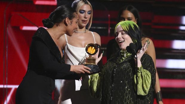 Billie Eilish Terima Penghargaan