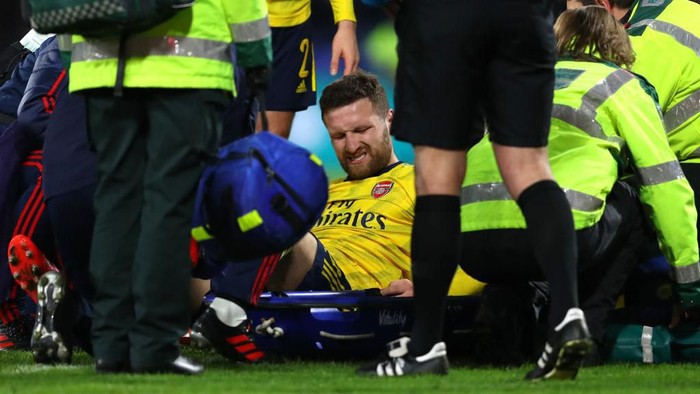 BOURNEMOUTH, ENGLAND - JANUARY 27: Shkodran Mustafi of Arsenal reacts as he receives medical treatment during the FA Cup Fourth Round match between AFC Bournemouth and Arsenal at Vitality Stadium on January 27, 2020 in Bournemouth, England. (Photo by Warren Little/Getty Images)