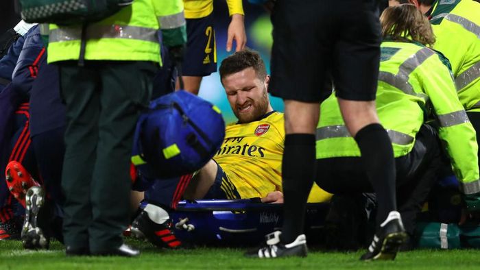 Arsenal BOURNEMOUTH, ENGLAND - JANUARY 27: Shkodran Mustafi of Arsenal reacts as he receives medical treatment during the FA Cup Fourth Round match between AFC Bournemouth and Arsenal at Vitality Stadium on January 27, 2020 in Bournemouth, England. (Photo by Warren Little/Getty Images)