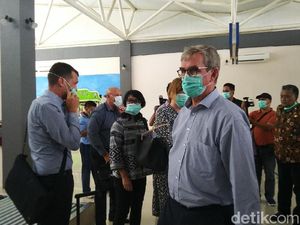 Cegah Virus Corona, Dinkes Tasik Bagikan Masker di Bandara Wiriadinata
