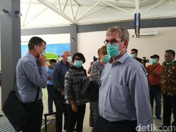 Cegah Virus Corona, Dinkes Tasik Bagikan Masker di Bandara Wiriadinata