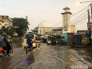 Banjir Mulai Surut, Jalan Dayeuhkolot-Banjaran Sudah Bisa Dilintasi
