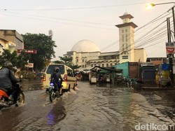 Banjir Mulai Surut, Jalan Dayeuhkolot-Banjaran Sudah Bisa Dilintasi