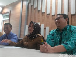 Tim Medis Swab Tenggorokan Pasien Dicurigai Corona di RS Waled Cirebon