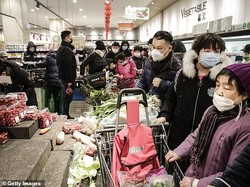 Stok Menipis, Warga Wuhan Ricuh Rebutan Makanan di Supermarket