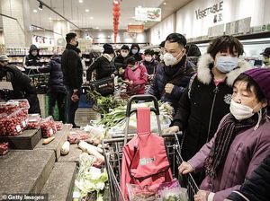 Stok Menipis, Warga Wuhan Ricuh Rebutan Makanan di Supermarket Stok Menipis, Warga Wuhan Ricuh Rebutan Makanan di Supermarket