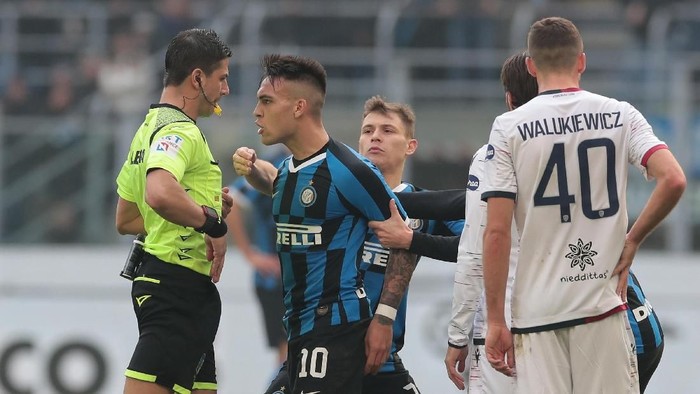 MILAN, ITALY - JANUARY 26:  Lautaro Martinez of FC Internazionale reacts after receives a red card from referee Gianluca Manganiello during the Serie A match between FC Internazionale and Cagliari Calcio at Stadio Giuseppe Meazza on January 26, 2020 in Milan, Italy.  (Photo by Emilio Andreoli/Getty Images)