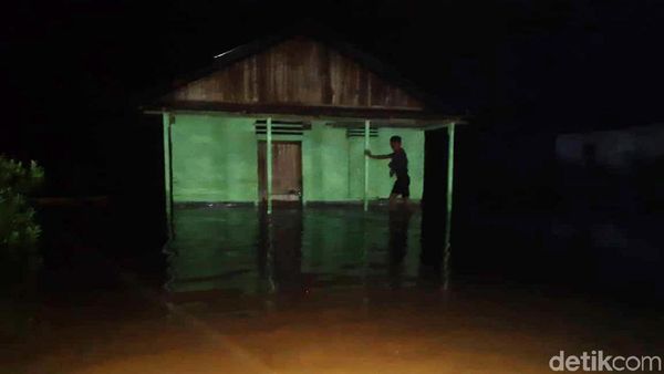 Potret Banjir yang Merendam Tapteng Tadi Malam