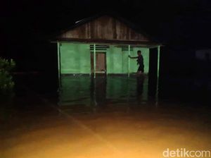 Potret Banjir yang Merendam Tapteng Tadi Malam Potret Banjir yang Merendam Tapteng Tadi Malam