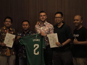 PSS Sleman Ikat Aaron Evans Selama Semusim