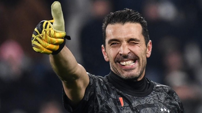Juventus Italian goalkeeper Gianluigi Buffon acknowledges the public at the end of the Italian Cup (Coppa Italia) round of 8 football match Juventus vs AS Roma on January 22, 2020 at the Juventus stadium in Turin. (Photo by Marco Bertorello / AFP)