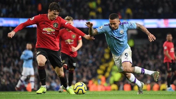 MANCHESTER, ENGLAND - DECEMBER 07: Victor Lindelof of Manchester United battles for possession with Gabriel Jesus of Manchester City during the Premier League match between Manchester City and Manchester United at Etihad Stadium on December 07, 2019 in Manchester, United Kingdom. (Photo by Michael Regan/Getty Images)