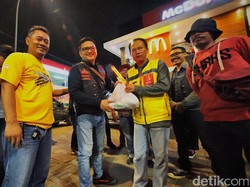Pengguna Pajero Sport Bagi-bagi Sembako di Semarang