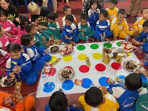Berbagi Rejeki di Sekolah Anak Jalanan Berbagi Rejeki di Sekolah Anak Jalanan