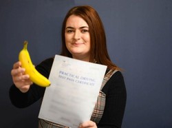 Wanita Ini Lulus Ujian Mengemudi Setelah Makan 3 Buah Pisang