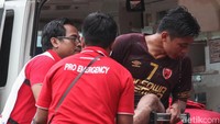 Tim medis langsung mengevakuasi Irsyad menggunakan ambulans.