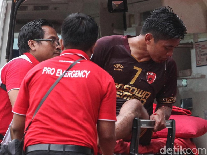 Usai mencetak gol, Irsyad Maulana terkapar setelah berbenturan dengan pemain Lalenok United. Hasilnya, Irsyad mengalami patah hidung dan dibawa ambulans.