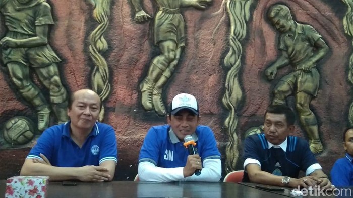 Seto Nurdiyantoro bersama dengan CEO PSIM Jogja, Bambang Susanto, dan Ketua Dewan Pembina PSIM, Haryadi Suyuti.