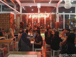 Sensasi Bersantap Romantis di Kafe Beratapkan Langit
