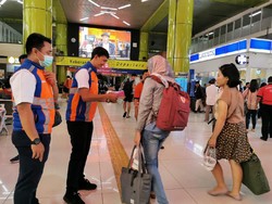 Cegah Virus Corona, PT KAI Bagi-bagi Masker ke Penumpang di Sejumlah Stasiun