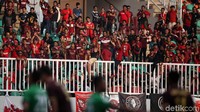 Para pendukungan PSM meneriakan yel-yel.