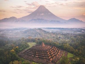 Sampai Nungging pun Takkan Dapat Gambar Gunung Dekat Borobudur Sampai Nungging pun Takkan Dapat Gambar Gunung Dekat Borobudur