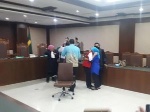Ibunda Menangis-Peluk Lutfi Pembawa Bendera yang Dituntut 4 Bulan Bui