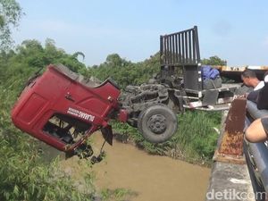 Gegara Sopir Ngantuk, Truk Trailer Ini Menggantung di Jembatan