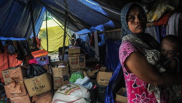 Korban Banjir-Longsor Lebak Masih Bertahan di Pengungsian