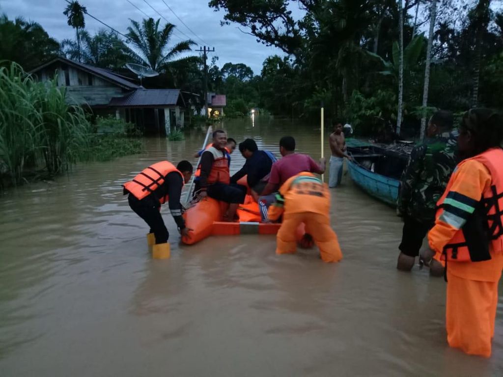 7 Orang Tewas Akibat Banjir-Longsor di Tapteng Sumut, Ini Identitasnya