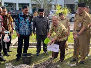 Tanam Pohon, Pimpinan MPR Ingin Kalimantan Jadi Paru-paru Dunia