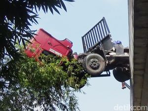 Truk Trailer Menggantung di Jembatan Akibat Sopir Ngantuk