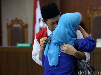 Dituntut 4 Bulan Penjara, Lutfi Menangis dan Dipeluk Ibunda