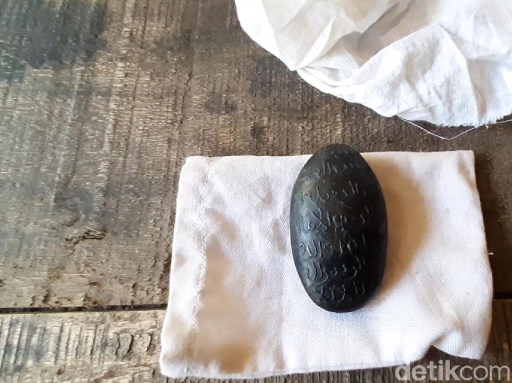 Ini Batu Oray Pimpinan DPRD Tasik yang Mampu Sembuhkan Gigitan Ular Ini Batu Oray Pimpinan DPRD Tasik yang Mampu Sembuhkan Gigitan Ular