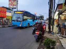 Bikin Macet dan Bahaya, Ramai Pemotor Lawan Arus di Kramat Jati Jaktim