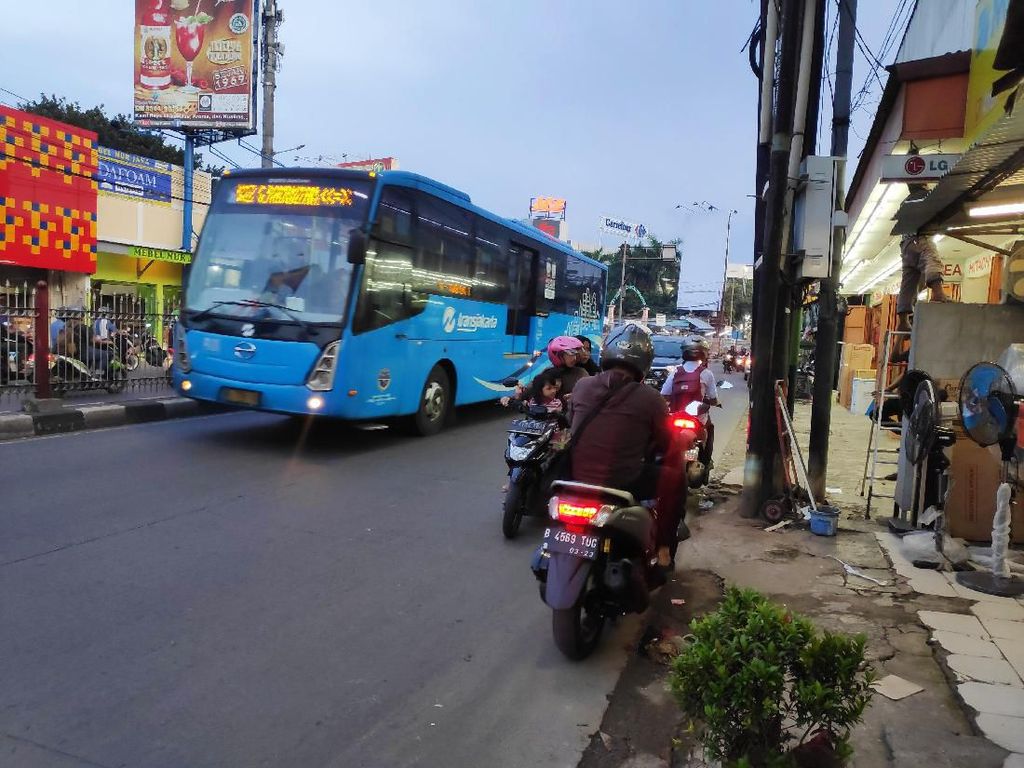 Bikin Macet dan Bahaya, Ramai Pemotor Lawan Arus di Kramat Jati Jaktim Bikin Macet dan Bahaya, Ramai Pemotor Lawan Arus di Kramat Jati Jaktim