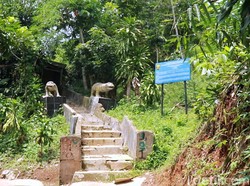 Goa Kutamaneuh, Johny Indo, dan Kisah Robin Hood Indonesia