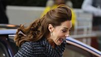 Foto: Ekspresi Kaget Kate Middleton saat Roknya Tertiup Angin
