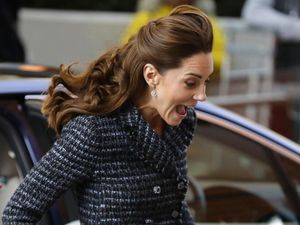 Foto: Ekspresi Kaget Kate Middleton saat Roknya Tertiup Angin