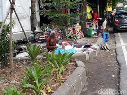Alasan Mbah Salami Jual Baju Bekas Mulai Siang Hari: Hindari Satpol PP