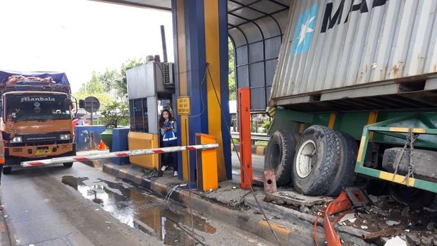 Kecelakaan di Gerbang Tol Halim, Truk Kontainer Tabrak Gardu Tol