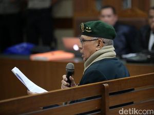 Kivlan Zen Protes Masa Penahanan dan Minta Berobat Alternatif ke Padang Kivlan Zen Protes Masa Penahanan dan Minta Berobat Alternatif ke Padang