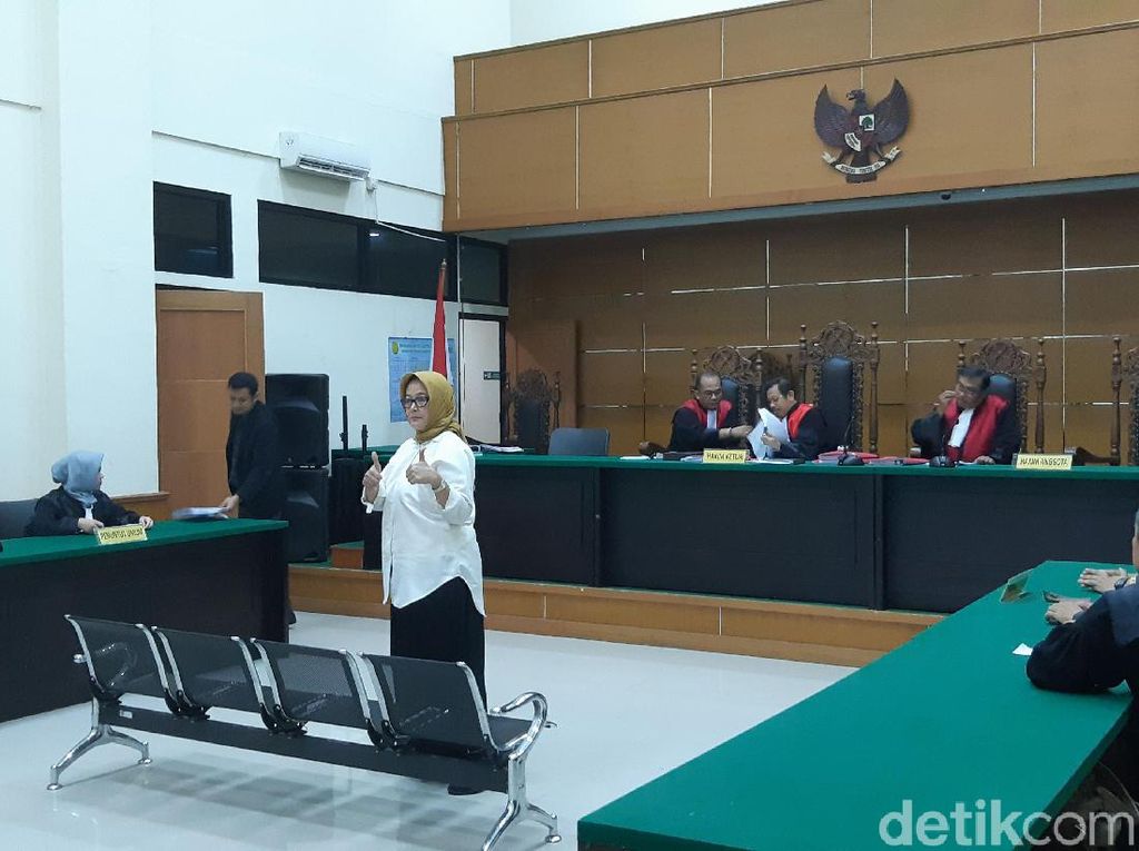 Eks Direktur RSU Tangsel Angkat 2 Jempol di Sidang Vonis, Hakim Marah Eks Direktur RSU Tangsel Angkat 2 Jempol di Sidang Vonis, Hakim Marah