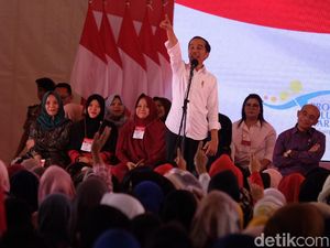 Serahkan PKH di Cimahi, Jokowi Cerita Masa Kecil Makan Telur Dibagi 4