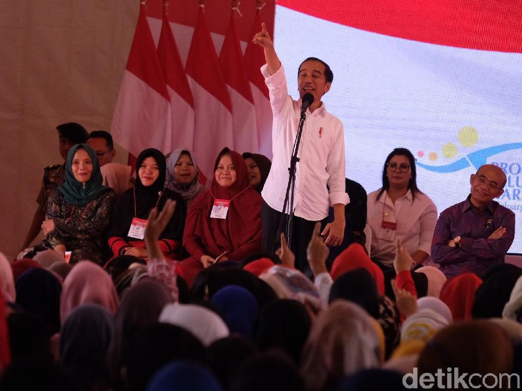 Serahkan PKH di Cimahi, Jokowi Cerita Masa Kecil Makan Telur Dibagi 4 Serahkan PKH di Cimahi, Jokowi Cerita Masa Kecil Makan Telur Dibagi 4