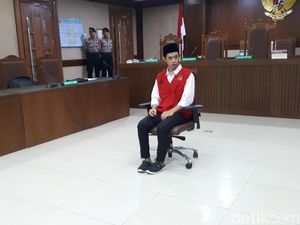 Dituntut 4 Bulan Bui, Lutfi Pembawa Bendera Minta Dibebaskan Hakim Dituntut 4 Bulan Bui, Lutfi Pembawa Bendera Minta Dibebaskan Hakim