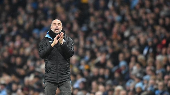MANCHESTER, ENGLAND - JANUARY 01: Pep Guardiola, Manager of Manchester City gives his team instructions  during the Premier League match between Manchester City and Everton FC at Etihad Stadium on January 01, 2020 in Manchester, United Kingdom. (Photo by Michael Regan/Getty Images)